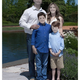 Imagen para el artículo titulado Una familia comparte en Facebook el hilarante trabajo que les hizo un fotógrafo que nunca había utilizado Photoshop